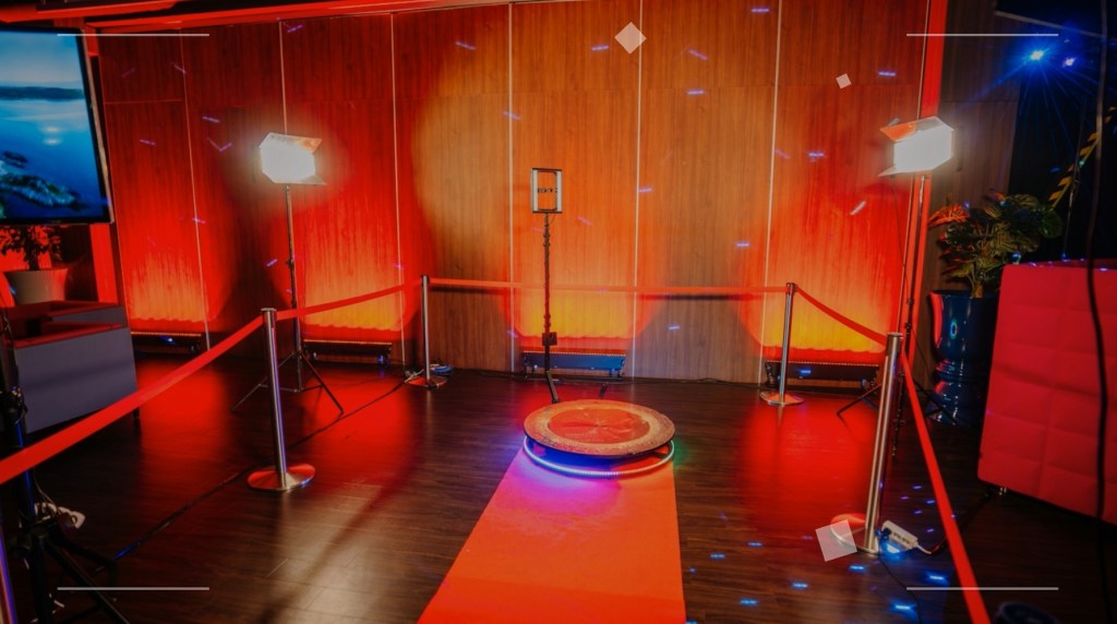 Showing what a 360 Degree photo booth to see if it's right for your event.
